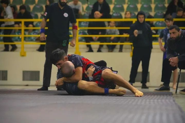 IRAO fighter controlling his opponent on the ground